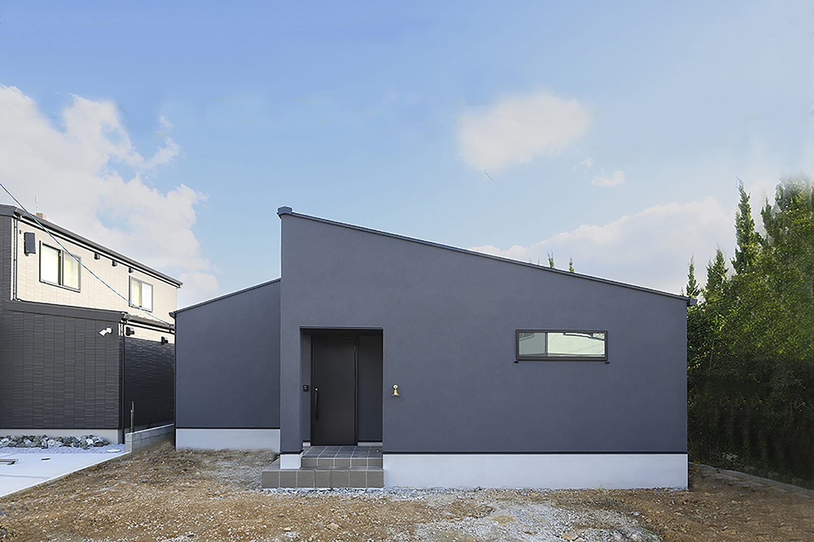 ダークグレーの外壁と墨色の屋根を合わせた平屋の外観