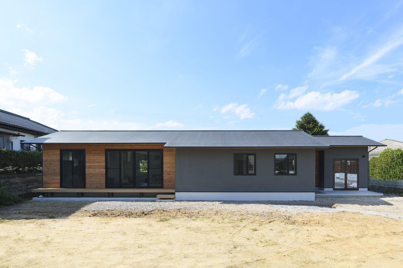 垂木を露出させた和風建築仕様の平屋の外観
