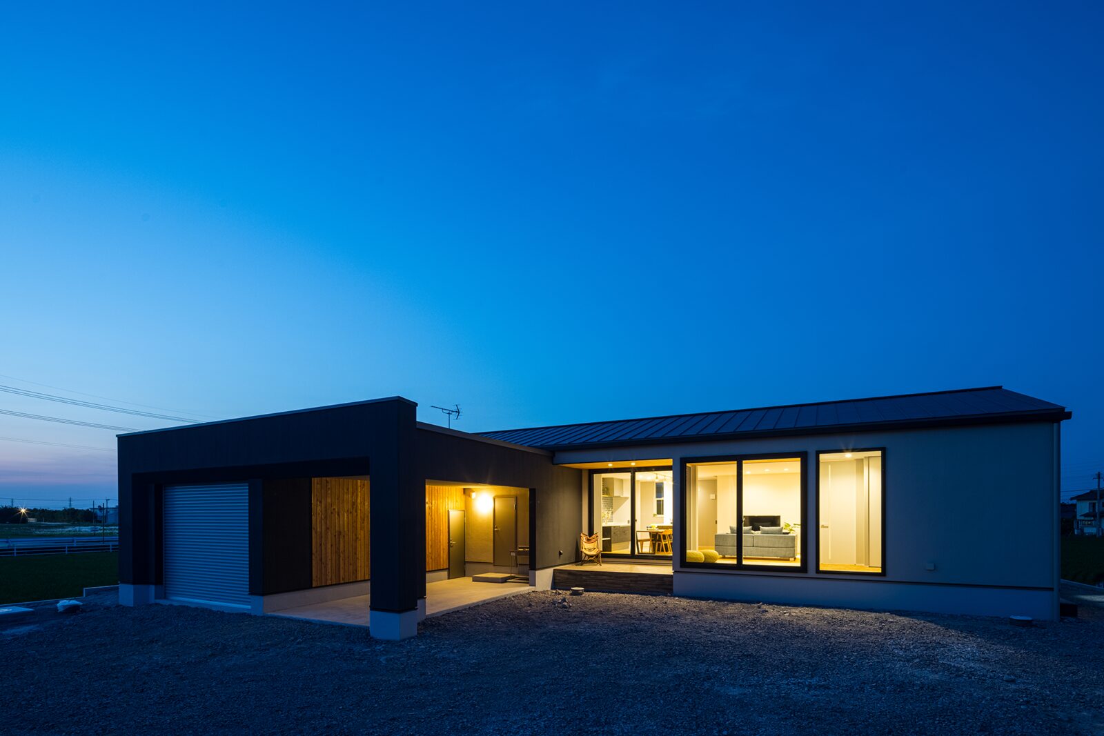 ガレージのある平屋の夜景