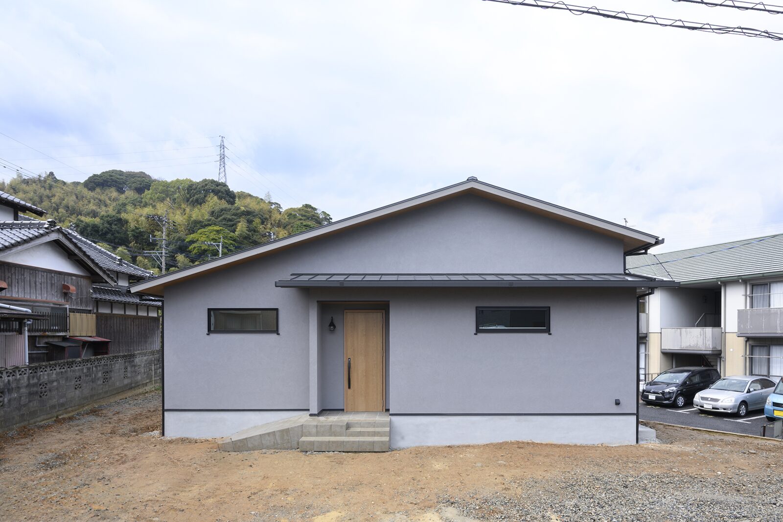 左右非対称の招き屋根の平屋の外観